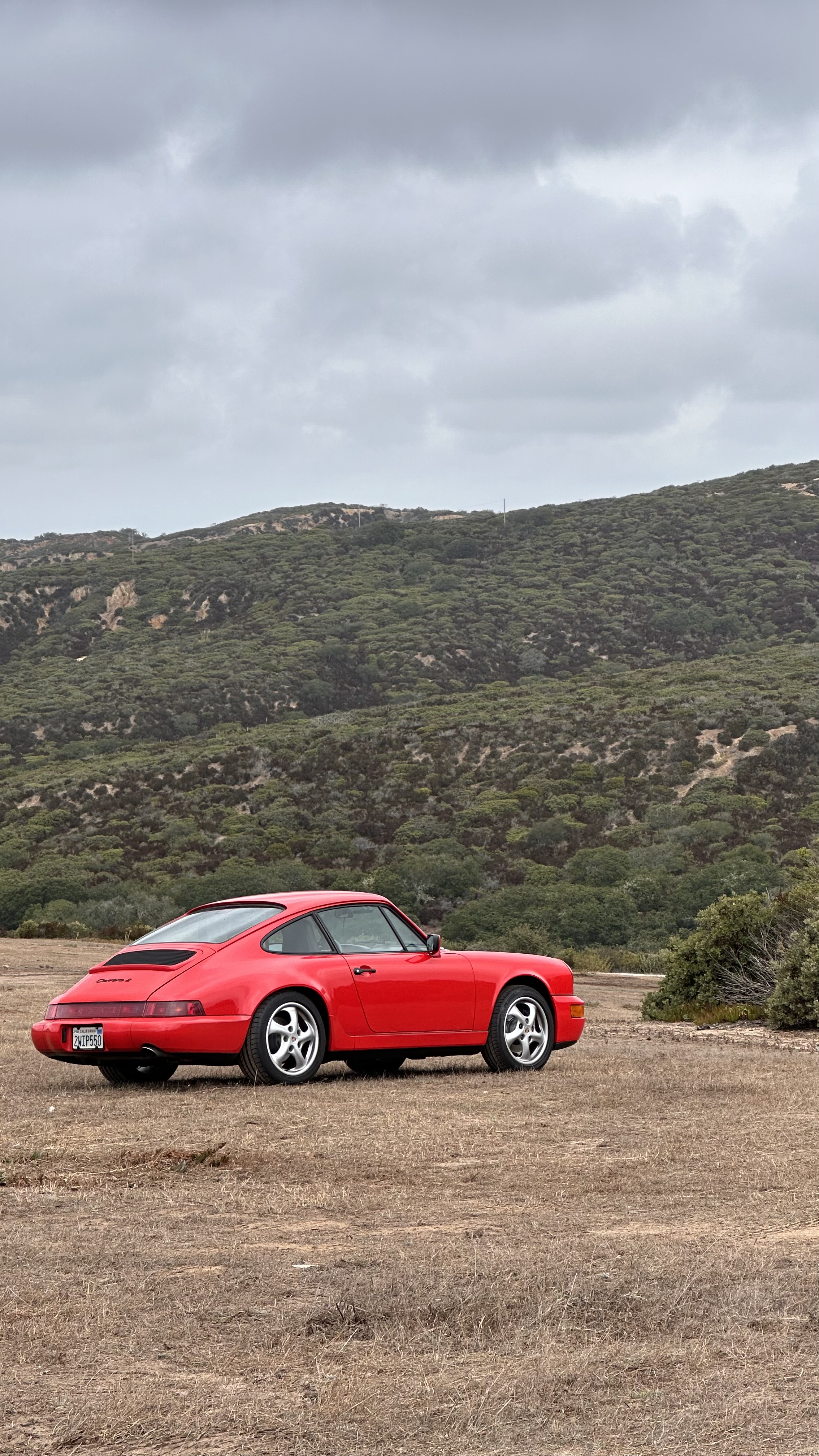 Porsche 911 em paisagem californiana